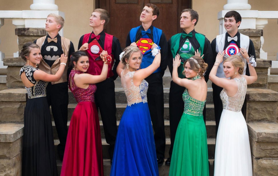 20 Best Prom Poses - Creative Ideas For Prom Pictures With Your Besties